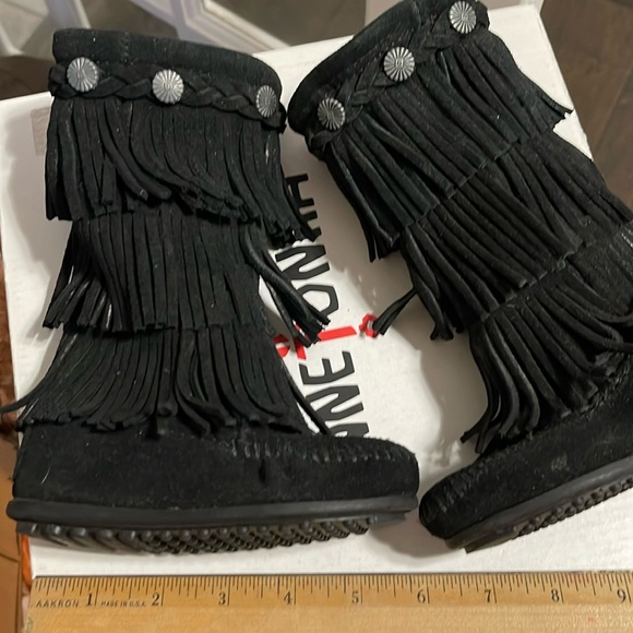 Minnetonka Children’s Suede 3-Layer Fringe Boot -Size 7 - Picture 4 of 7